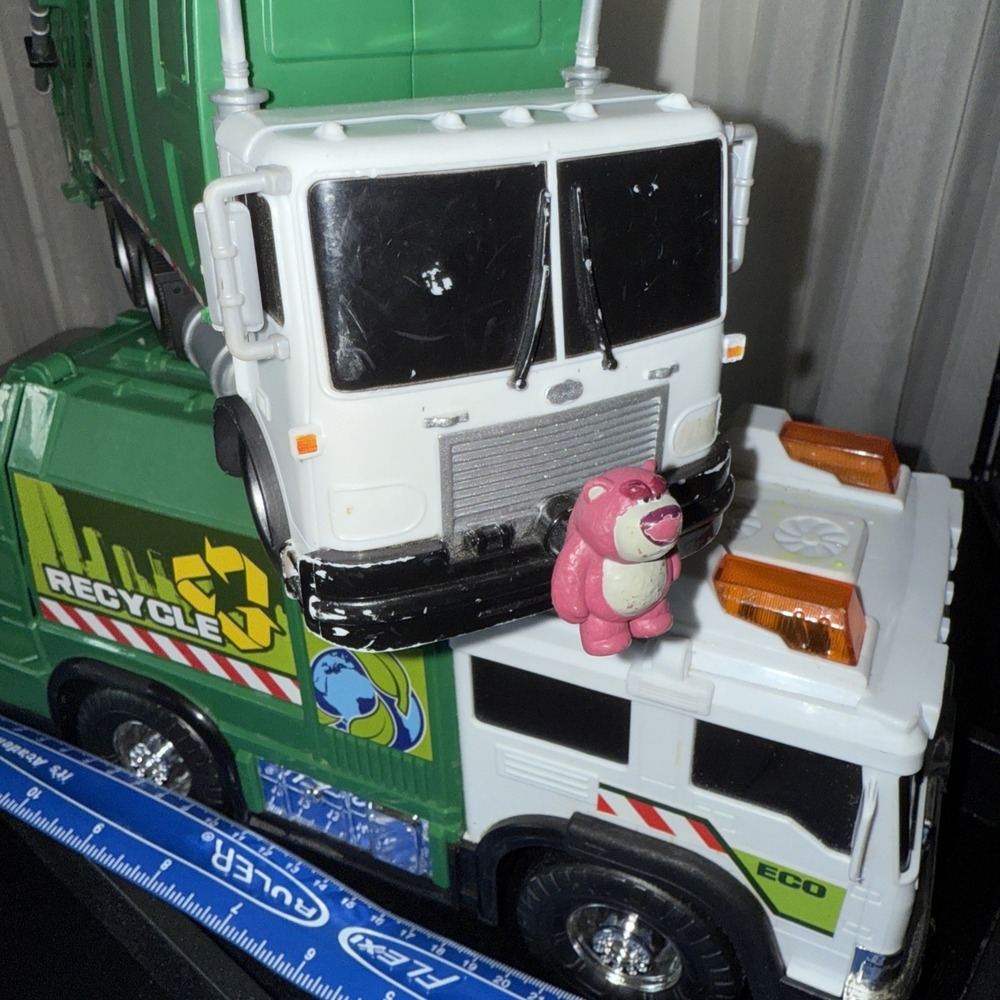Disney Pixar Toy Story 3 Lotso Garbage Truck 2009 Mattel Matchbox 16 Phrases4153